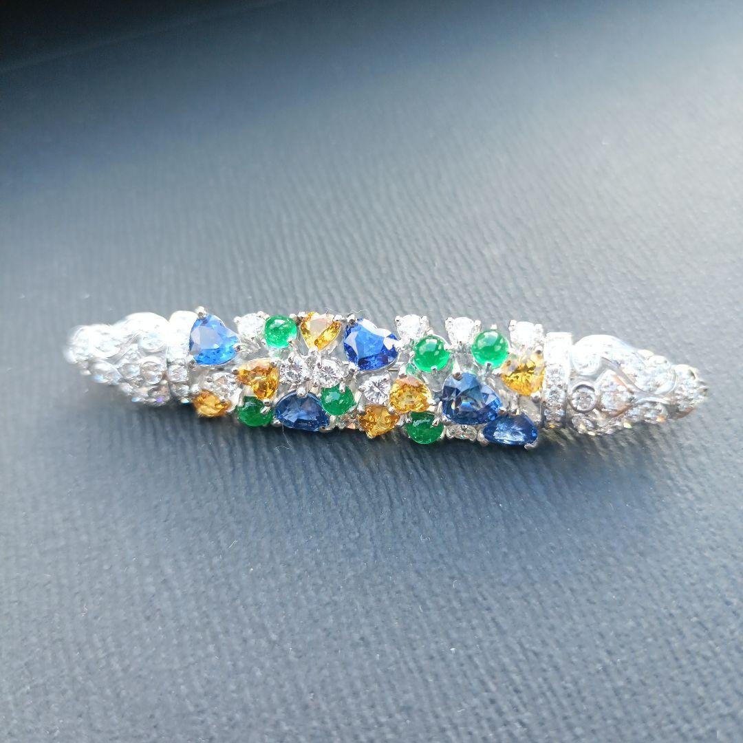 カラフルストーンの装飾ブローチ